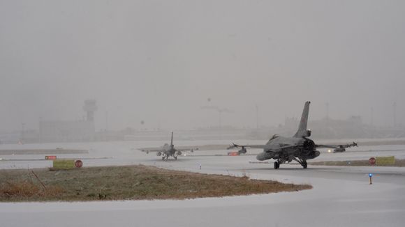 De to F-16 beredskapsflyene på vei ut fra shelterne på Bodø flystasjon. <i>Foto:  Eirik Helland Urke</i>