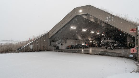Siste klargjøring før beredskapsflyet kan rulle ut fra shelteret på Bodø flystasjon. <i>Foto: &nbsp;Eirik Helland Urke</i>