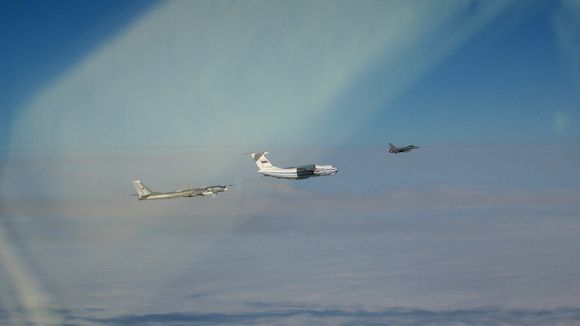 Ilyushin Il-78 «Midas» etterfyller en Tupolev Tu-95 «Bear» i selskap med en norsk F-16 i juli 2006. <i>Foto: &nbsp;331/332 skvadron</i>