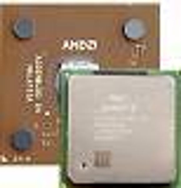 Intel P4/2200, lansert 7. januar 2001, samtidig med AMD Athlon 2000+ (i bakgrunnen). <i>Foto:  Intel, AMD</i>