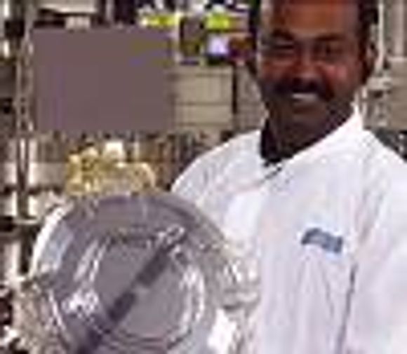 Dr. Ravi Droopad viser verdens første tolv tommers halvlederskive med galliumarsenid på silisium. <i>Foto:  Motorola</i>