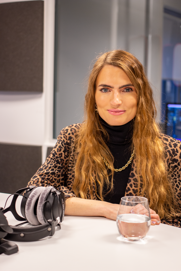 Isabelle Ringnes i podcaststudio <i>Foto:  Are Thunes Samsonsen</i>