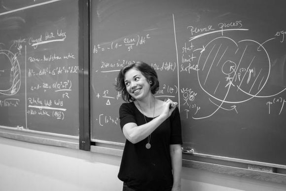 – I Einsteins fysikk møter elevene flere aspekter ved realfagene som vi vet er viktige for jenters interesse og motivasjon, sier Magdalena Kersting. Hun er opptatt av undervisning i generell relativitet og kvantefysikk. <i>Foto:  Privat/UiO</i>