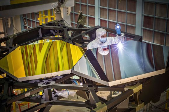 Romteleskopet James Webb i sammenpakket tilstand. Det skal plasseres på toppen av en Ariane 5-bærerakett og skytes fra Fransk Guiana 24. desember. Teleskopet er så stort at det er brettet sammen som japansk origami. <i>Foto:  ESA via AP / NTB</i>