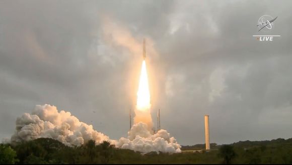 Ariane 5-bæreraketten fraktet Nasas James Webb-romteleskop ut i rommet lørdag. <i>Foto:  AP / NTB</i>