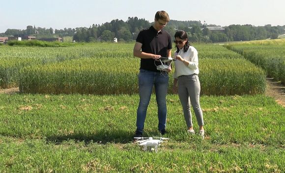 Stipendiat Tomasz Mroz og forsker Sahameh Shafiee gjør dronen klar for dagens kjøring. <i>Foto:  Janne Karin Brodin/NMBU</i>