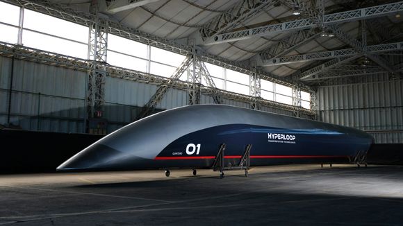 Hyperloop-poden Nacelle fra Spania, som skal ha rom for 30 passasjerer, ankom flyplassen i 2019. <i>Foto:  Hyperloop TT</i>