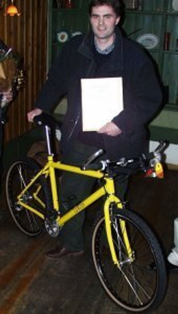 Vinneren, John Lervik fra FAST, ble forært en ekte Lotus-sykkel, tilvirket av sponsorens bilproduserende navnebror.. <i>Foto:  Digi.no</i>