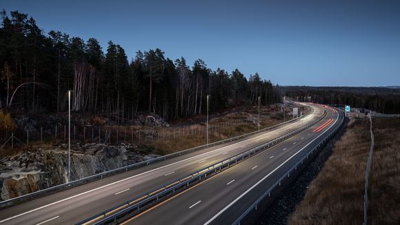 Bilde fra strekningen E18 Rugtveit-Dørdal i Telemark, der forrige generasjons ensidige lysarmaturer fra Signify ble installert i fjor. <i>Foto: Tomasz Majewski</i>