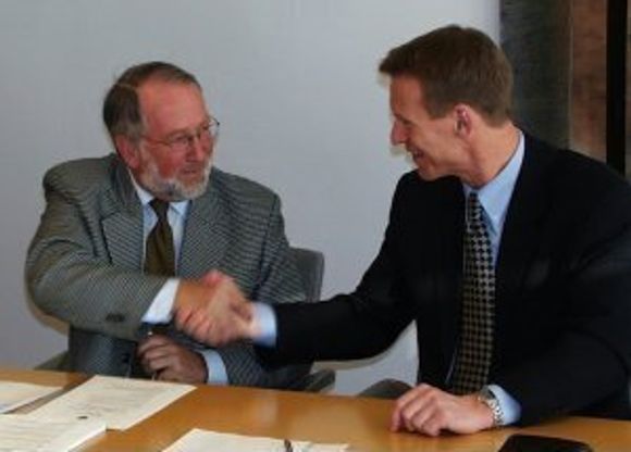 Universitetsdirektør Harald Overvaag og administrerende direktør Frode Haugli i Hewlett-Packard Norge har underskrevet en samarbeidsavtale som oppgradere supermaskinen i Tromsø til 28 gigaflops. <i>Foto:  Roy Dragseth/Universitetet i Tromsø</i>