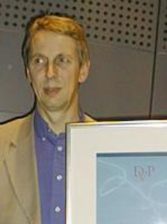 Roar Lundeby mottar Datavarehusprisen 2000 på vegne av Bladcentralen. <i>Foto:  Eirik Rossen</i>