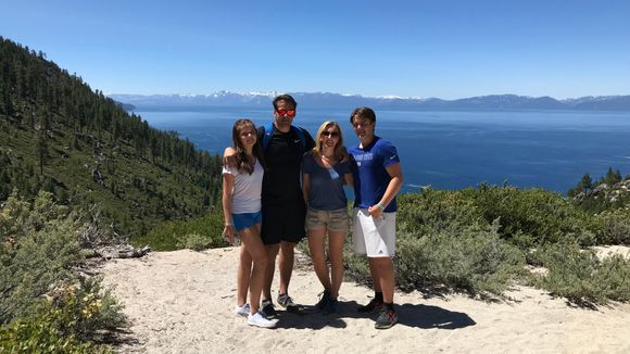 – Her er familien min! sier Tove Andersen. Bildet av barna Mina og Storm med Tove og mannen Mads er fra en en tur til Lake Tahoe i California. <i>Foto:  Privat</i>