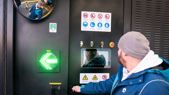 Bak denne døra ligger det til enhver tid 13 batterier som lades opp og overvåkes for å kunne byttes inn i besøkende biler. <i>Foto:  Eirik Helland Urke</i>