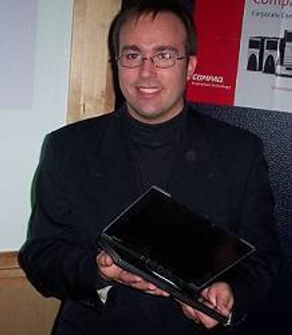 Verner Hølleland med PC-en Compaq Evo N200c. <i>Foto:  Eirik Rossen</i>