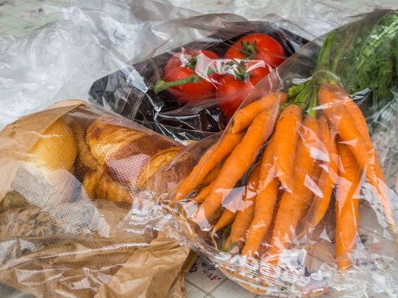 Plast er billig og praktisk, og det holder maten fersk. Men det kan påvirke helsa vår. <i>Foto:  Colourbox</i>