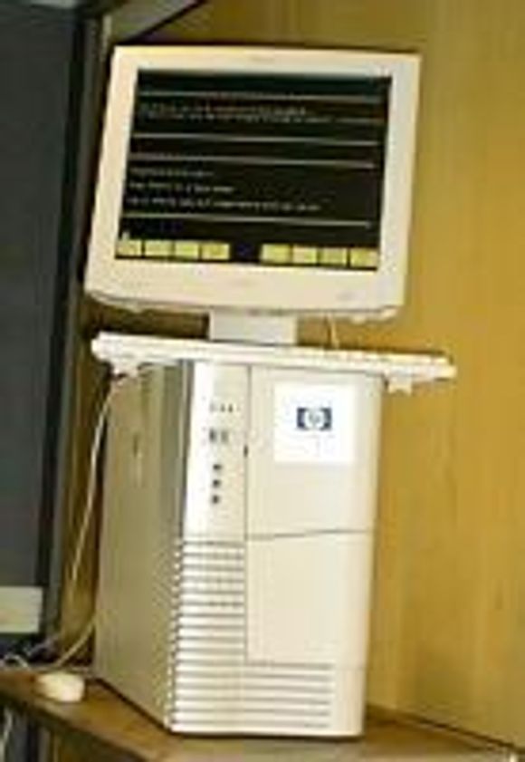 Prototype på Itanium-basert server og arbeidsstasjon fra HP. <i>Foto:  Eirik Rossen</i>