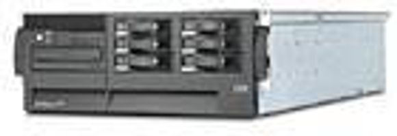 IBM eSErver xSeries x350, med fire prosessorer og 4U høyde. <i>Foto:  IBM</i>