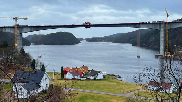 Med en lengde på 537 meter og maksimal høyde på 64 meter blir dette Norges nest største bru på seilingshøyde etter Askøybrua. <i>Foto:  Nye Veier</i>