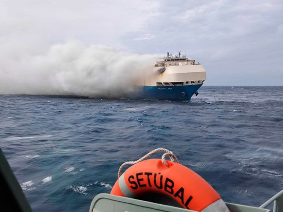 Tjukk røyk omslutter biltransportskipet Felicity Ace, som brenner og er i drift midt i Atlanterhavet. <i>Foto:  Portugals marine / AP / NTB</i>