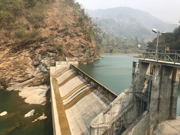 Dette er et av vannkraftverkene i Nepal som forskere nå har evaluert. Å hindre tørrlegging av elveløp sommerstid er noe av det viktigste for dyrelivet i regionen. <i>Foto:  Sintef</i>