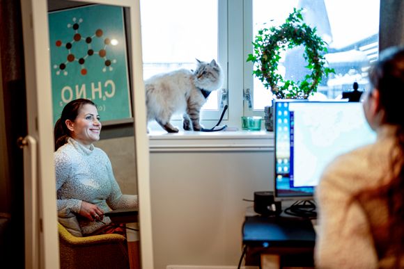 På hjemmekontoret i kjellerstua har Elisabet Haugsbø som regel selskap av katten Zinia, som gjerne tar plass i vinduskarmen eller på skrivepulten. <i>Foto:  Ole Martin Wold</i>