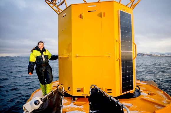 Elisabet Haugsbø er med på NTNUs og Sintef Oceans datainnsamling fra denne store bøya i Trondheimsfjorden. <i>Foto:  Ole Martin Wold</i>