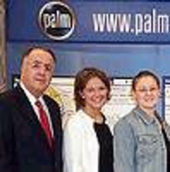 Rektor James W. Abbott med to studenter som skal få hver sin Palm: Annie Horner og Maria Kappes. <i>Foto:  Gary Keller/University of South Dakota</i>