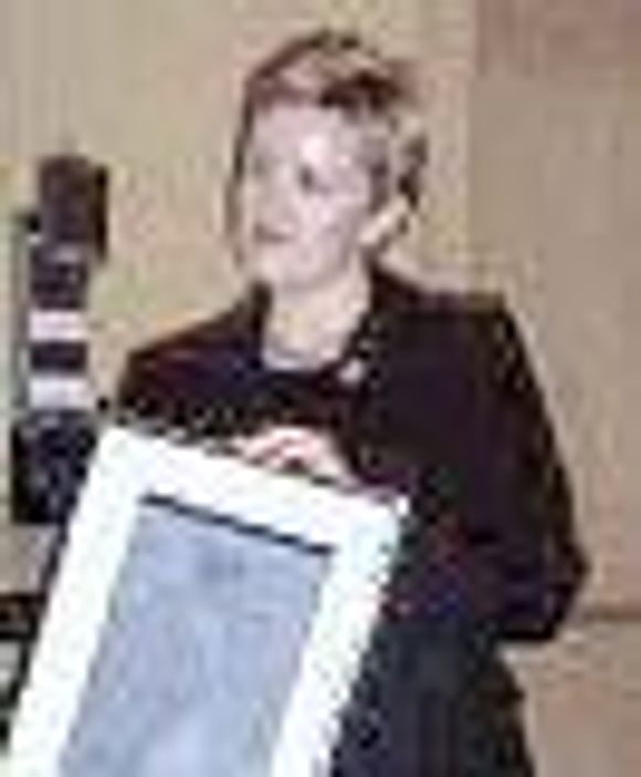 Aetat ved del-prosjektleder Anne Karin Bø mottar Datavarehus-prisen 2001. <i>Foto:  Eirik Rossen</i>