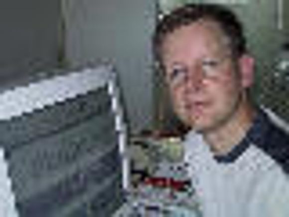Knut Yrvin ved PC med Skolelinux.