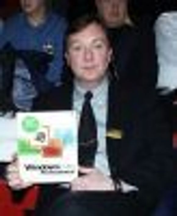 En fornøyd Ole Morten Settevik i Microsoft Norge med Windows 2000 Professional i hendene. <i>Foto:  Harald Brombach</i>