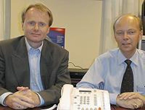 Jon Bjørnland og Thomas Smitt med 3Coms IP-telefon. <i>Foto:  Eirik Rossen</i>