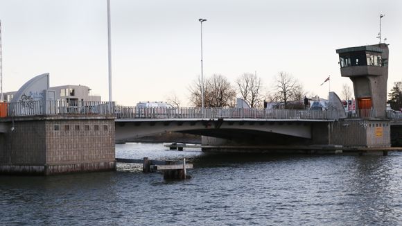 Kanalbrua mellom Tønsberg og Færder ble bygget på 1950-tallet og bærer mer trafikk enn de travleste partiene av nye E18 gjennom Vestfold. Mer enn 30.000 biler passerer i døgnet i årsgjennomsnitt. <i>Foto:  Håvard Solerød</i>