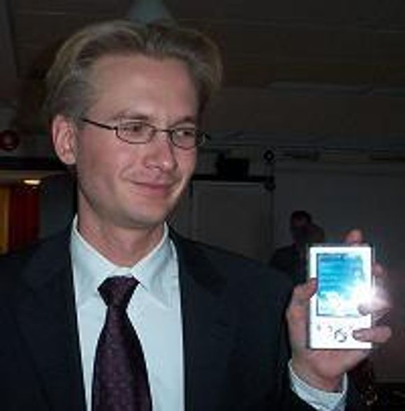 Teknologisjef i Pocket Presence, Jan Blom, med trådløs IP-telefon på PDA. <i>Foto:  Eirik Rossen</i>