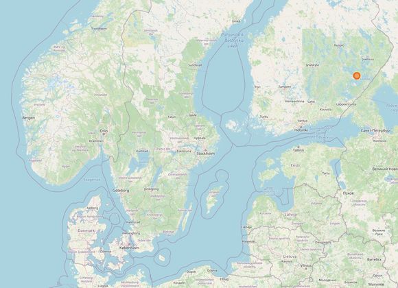 Den røde prikken er den finske byen Savonlinna, hvor fly fra en rekke flyselskaper har oppdaget store forstyrrelser av GPS-signaler. Det samme gjelder i luftrommet rundt den russiske enklaven Kaliningrad, som ligger inneklemt mellom Polen og Litauen. <i>Illustrasjon:  Openstreetmap</i>