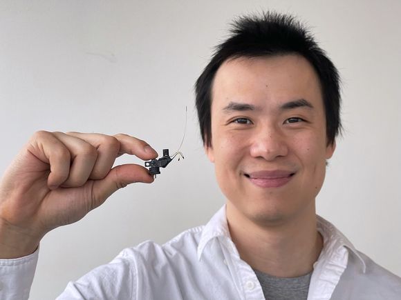 Dr. Weijian Zong er hjerneforsker og biomedisinsk ingeniør ved Moser-gruppa. Han er hovedutvikleren bak den lille hjerneutforskeren Mini2P. <i>Foto:  Kavli Institute for Systems Neuroscience</i>