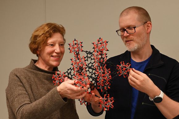 Anja Olafsen Sjåstad og Stian Svelle med en modell av materialet som utgjør stillaset nanopartiklene skal festes i. <i>Foto:  Hilde Lynnebakken/UiO</i>