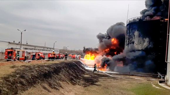 Russiske brannmannskaper kjempet fredag for å slukke brannen i et oljelager i Belgorod, 35 kilometer fra grensa til Ukraina. Ifølge myndighetene ble lageret angrepet av to ukrainske helikoptre. <i>Foto:  Det russiske krisedepartementet / AP / NTB</i>