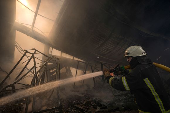 Et bombenedslag betyr mye lokal forurensning, som røyk og mange skadelige partikler. Her forsøker en ukrainsk brannkonstabel å stanse en brann etter et bombeangrep mot et lager i utkanten av hovedstaden Kyiv. <i>Foto:  AP/NTB</i>