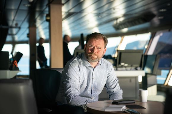 Administrerende direktør Bent Martini i Havila Kystruten er opptatt av å vise verden at rederiet tar miljø og utslipp på alvor. «Walk the talk», sier han. <i>Foto:  Eirik Helland Urke</i>