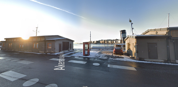 Norges første telefonkiosk står der ennå. <i>Foto:  Google Streetview</i>