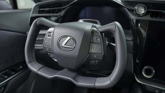 Lexus RZ 450e kan som Toyota bZ4X leveres med «yoke». <i>Foto:  Lexus</i>