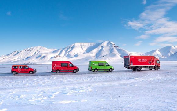 Postens elektriske 19-tonns lastebil (t.h.). Bak denne tre elektriske varebiler som Posten har i drift på øygruppen. <i>Foto:  Scania</i>