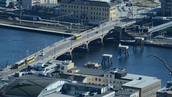 Idag er det eneste synlige bevis på at arbeidene med ny ny bru i Drammen er i gang, fundamentene til gang- og sykkelbrua som stikker opp av elva. <i>Foto:   Anders Haakonsen</i>