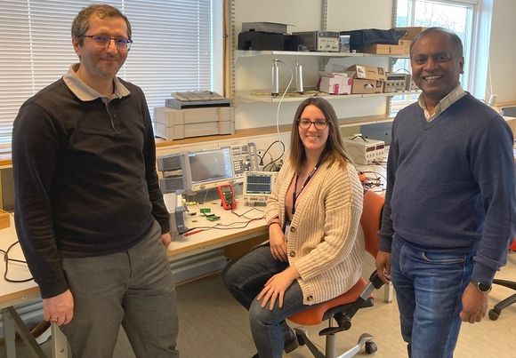 Ali Khalegi, Sandra Yuste Murios og Ilangko Balasingham ved NTNUs Institutt for elektroniske systemer. De har nå begynt å teste kunstige nervesignaler på aper. <i>Foto:  Ingebjørg Hestvik/Gemini.no</i>