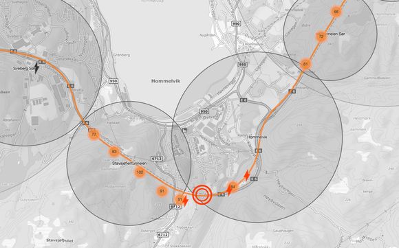 Nye Veiers nabovarsel-kart viser at det har blitt foretatt en rekke sprengninger i nærheten av rasstedet, som er markert med rød sirkel på bildet. Om sprengninger eller annen menneskelig inngripen har bidratt til å utløse jordskredet, gjenstår imidlertid å se. <i>Illustrasjon:  Nye Veier/Kjersti Magnussen, Teknisk ukeblad</i>