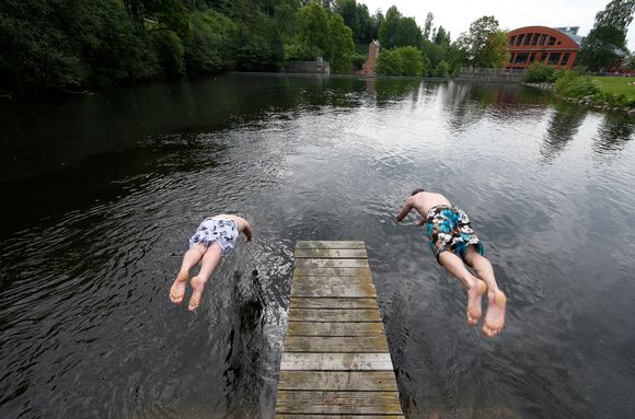 Bading i Akerselva ved Nydalsdammen i Oslo. Flere steder er vannkvaliteten blitt bedre de siste femti årene. <i>Foto:  Vidar Ruud/NTB</i>