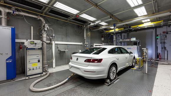 En bil gjennomgår WLTP-testing i et laboratorium. <i>Foto:  Volkswagen AG</i>