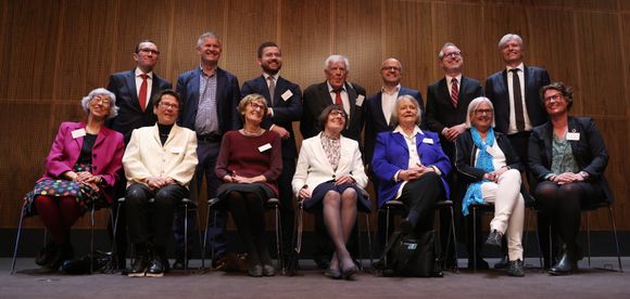Gruppebilde av 14 tidligere miljøministre under Klima- og miljødepartementets 50-årsjubileum. <i>Foto:  Ørn E. Borgen</i>
