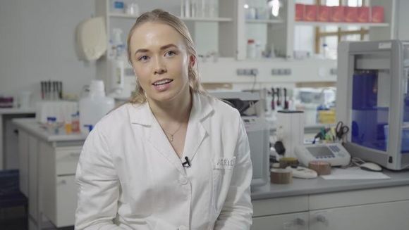 Astrid Randem Lunde er masterstudent i bioteknologi ved NMBU og del av prosjektet som forsker på mikroorganismer i Oslofjorden. <i>Foto:  Birger Sætre/Trollskog</i>