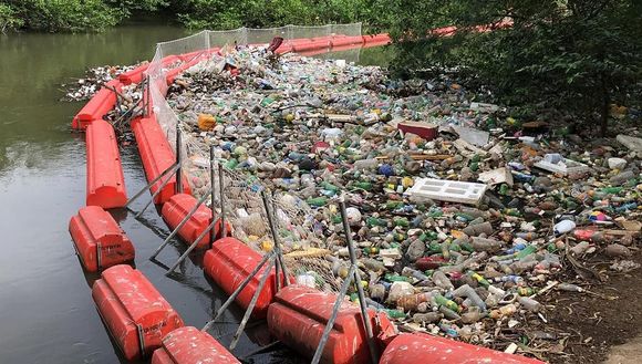 Søppelhjulet skal fiske skrot fra Juan Díaz-elven. Den er en av landets mest forurensede elver og renner gjennom hovedstaden Panama City. <i>Foto:  Marea Verde</i>